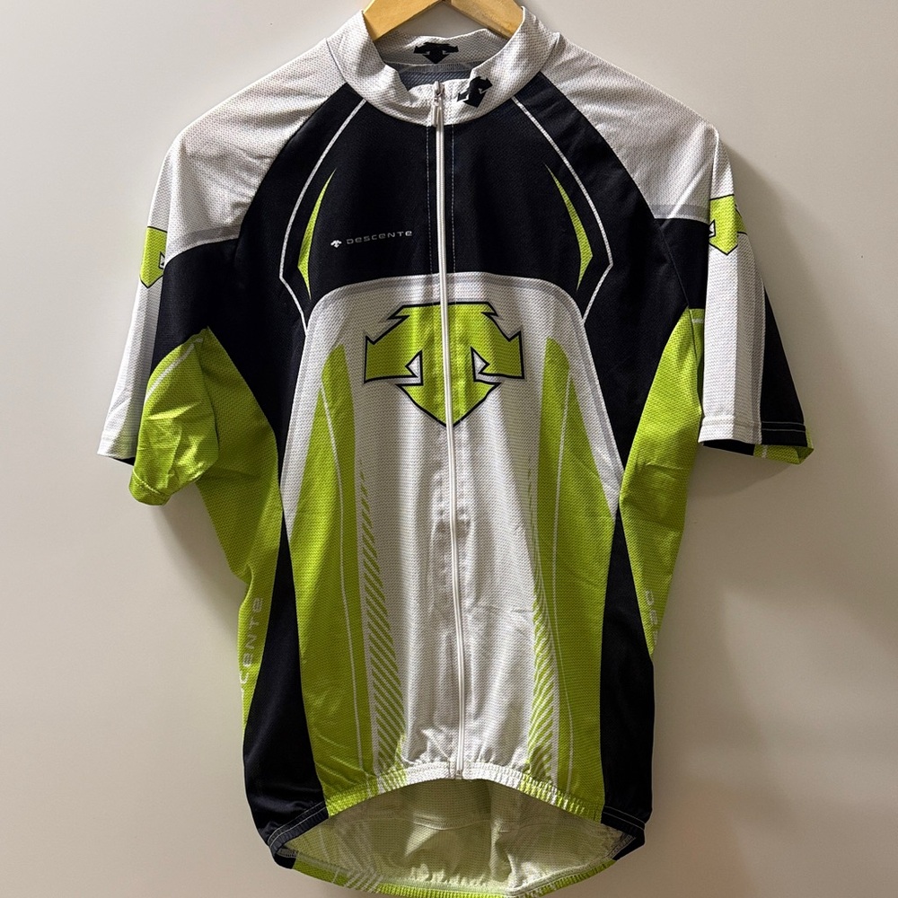 Descente cycling shirt. Mens large.